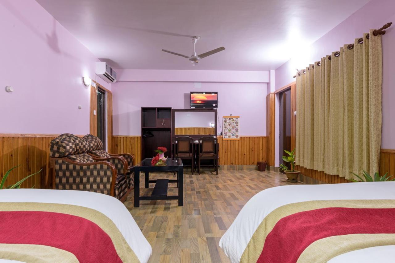 Hotel Monalisa Chitwan Sauraha Exterior photo